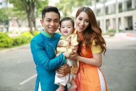 Khánh Thy - Phan Hiển cùng "quý tử" diện áo dài Xuân