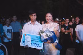 Văn mai Hương vượt rào đến bắt tay người hâm mộ Cần Thơ 