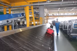 Tự ý mở cửa khu băng chuyền hành lý sân bay để... đón người nhà