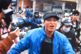 Bắt giữ ba mẹ con gây rối