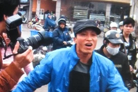 Bắt giữ ba mẹ con gây rối