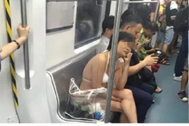 Cô gái mặc bikini đi tàu điện ngầm