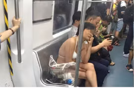 Cô gái mặc bikini đi tàu điện ngầm