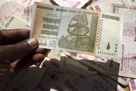 Cạn tiền mặt, Zimbabwe sắp in phiên bản đồng USD