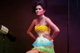 Chàng sinh viên "chế tạo" váy từ bao cao su phát sáng