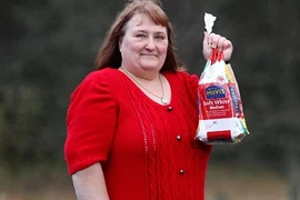 Thoát chết trong tai nạn xe hơi nhờ... ổ bánh mì 