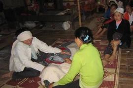 Tang thương bên dòng Tà Khốp sau vụ lật xe chở gỗ, 10 người chết