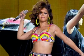Rihanna tự tin "quậy tung sân khấu" với... bikini cũ