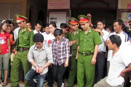 Vợ "lôi" chồng vào vòng tù tội