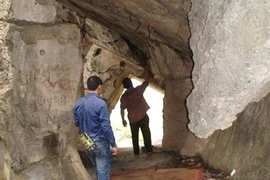 Lạo xạo xương người dưới mỗi bước chân