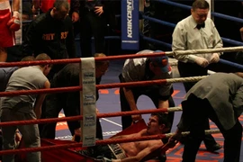 Dính đòn hiểm, võ sĩ quyền Anh chết thảm