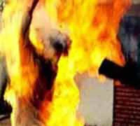 Anh trai đổ xăng đốt em gái