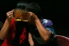 Thâm nhập những quán cà phê "vừa uống vừa... sờ"