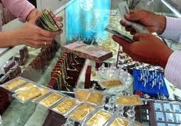 Mang rìu phá tủ kính cướp vàng giữa ban ngày