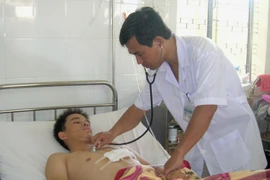 Bác sĩ bệnh viện công bỏ việc vì lương quá thấp