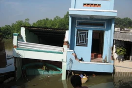 Hàng loạt căn nhà trôi sông kinh hoàng