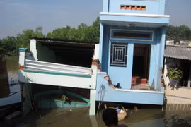 Hàng loạt căn nhà trôi sông kinh hoàng