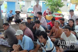 Đánh sập trường gà cực lớn trong nghĩa trang