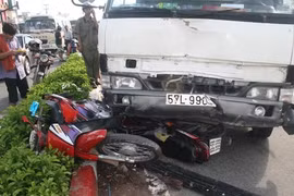 Xe tải tông hàng loạt xe máy giữa ngã tư