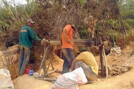 Tái diễn cảnh “cướp” quặng vàng ở mỏ Bồng Miêu