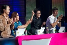 Siu Black bị "ném đá" dữ dội sau sự cố "Chọn áo đỏ đúng không"