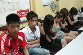 "Karaoke tay vịn" hết thời, "múa thoát y" lên ngôi