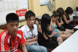 "Karaoke tay vịn" hết thời, "múa thoát y" lên ngôi