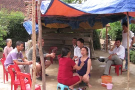 Quái dị kiểu nắn bóp ngực và... vùng kín để chữa bệnh!