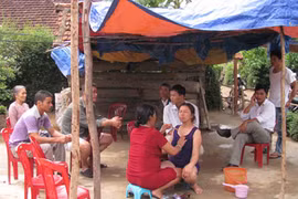 Quái dị kiểu nắn bóp ngực và... vùng kín để chữa bệnh!