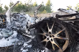 Siêu xe Ferrari trị giá 500.000 USD bị đem đốt bỏ