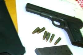 Kiểm tra xe ô tô, phát hiện súng