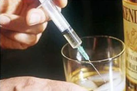 Dùng thuốc mê "hạ gục" bạn rồi cướp tài sản