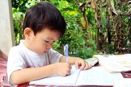 Cháu bé 30 tháng tuổi đã đọc thông viết thạo