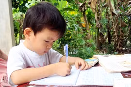 Cháu bé 30 tháng tuổi đã đọc thông viết thạo
