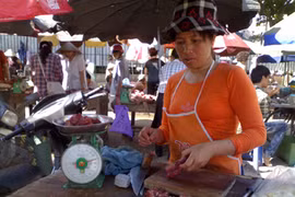 Thịt lợn sề biến thành thịt bò bán công khai