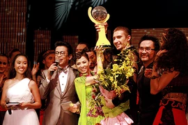 Thu Minh đăng quang Bước nhảy Hoàn vũ 2011