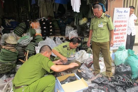 Tại mỗi cơ sở, lực lượng chức năng thu giữ được hàng chục bao tải hàng vi phạm