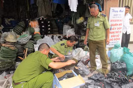 Tại mỗi cơ sở, lực lượng chức năng thu giữ được hàng chục bao tải hàng vi phạm