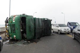 Xe rác "vật tênh hênh” trên cầu Thăng Long