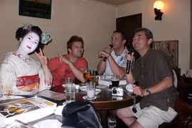 Quá dễ để trở thành một "geisha ở quán bar"