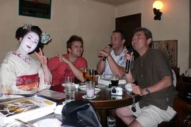 Quá dễ để trở thành một "geisha ở quán bar"