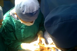 Phẫu thuật thành công cho cháu bé 4 tay