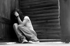 Nỗi đớn đau của bé gái bị mẹ gán nợ cho ông chủ làm nhục