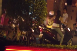 "Bướm đêm" ngã giá ngay trên phố