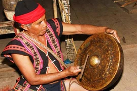 Nghề chỉnh chiêng, tạc tượng đang đi vào dĩ vãng