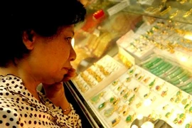 Giá vàng lập "siêu đỉnh" gần 49 triệu đồng/lượng