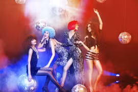 Chân dài khoe dáng trên sàn nhảy