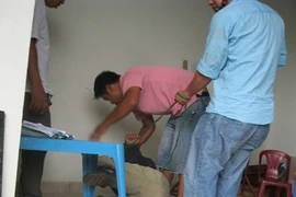 Hàng trăm người dân đứng... nhìn "hiệp sĩ" "xáp la cà" với tên trộm