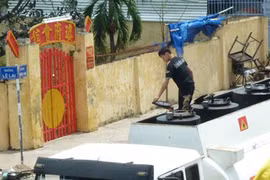 Lái xe ngang nhiên chiết lậu xăng dầu từ xe bồn