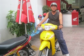 "Hiệp sĩ đường phố" được tặng xe mới